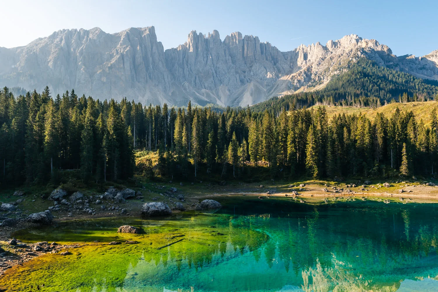 paysage d'un lac de montagne turquoise