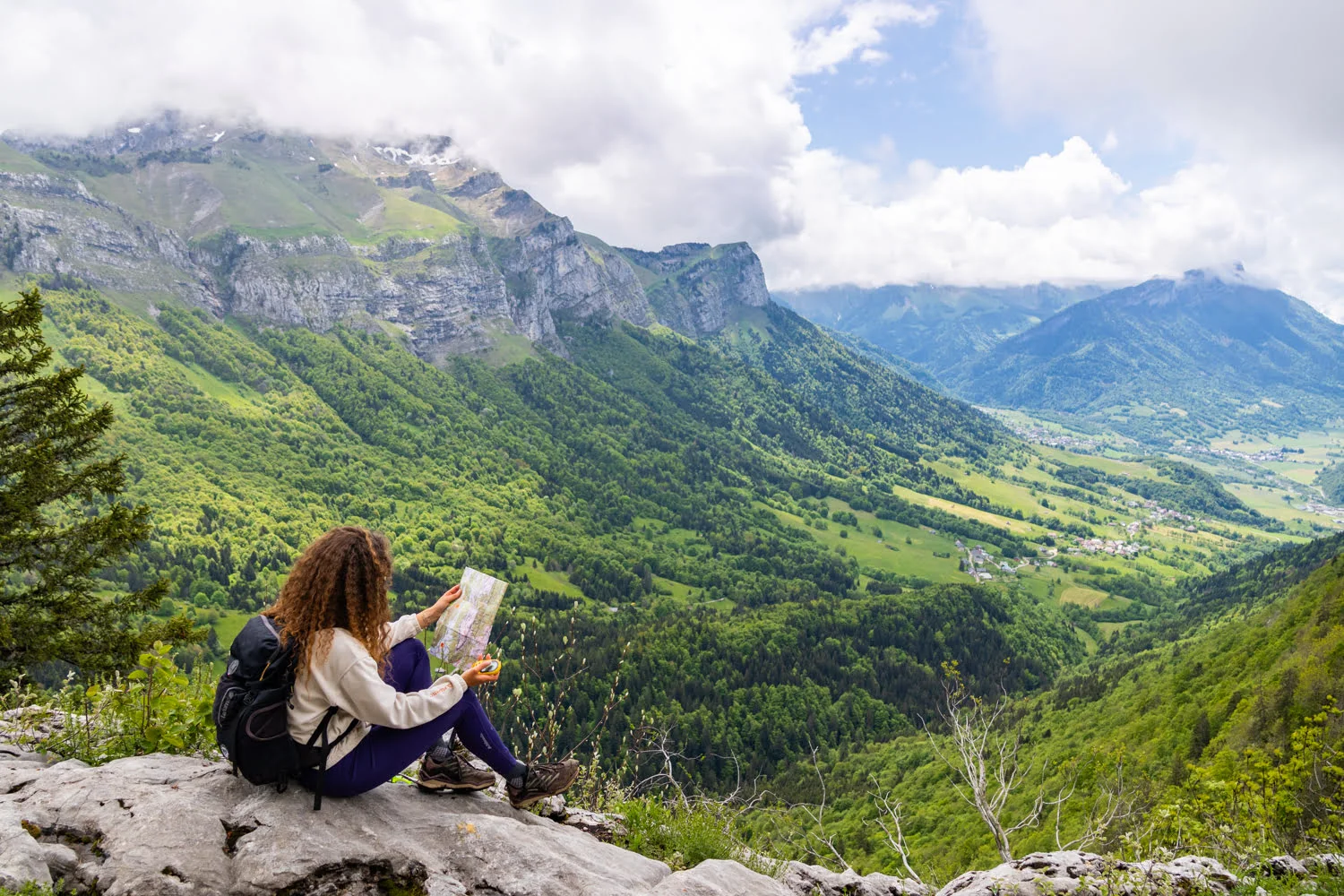 randonneuse avec carte devant paysage
