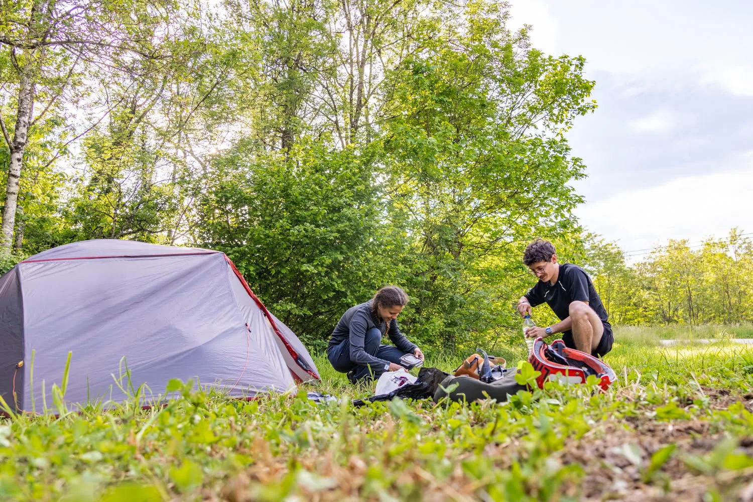 deux personnes bivouac et cuisine dans un champ