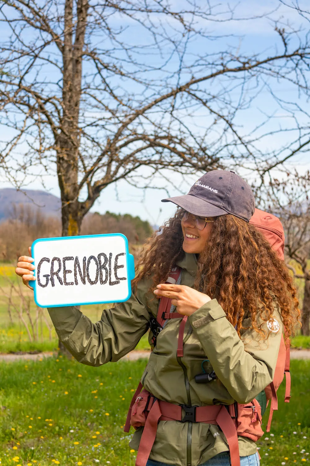 femme avec une ardoise pour faire du stop a grenoble