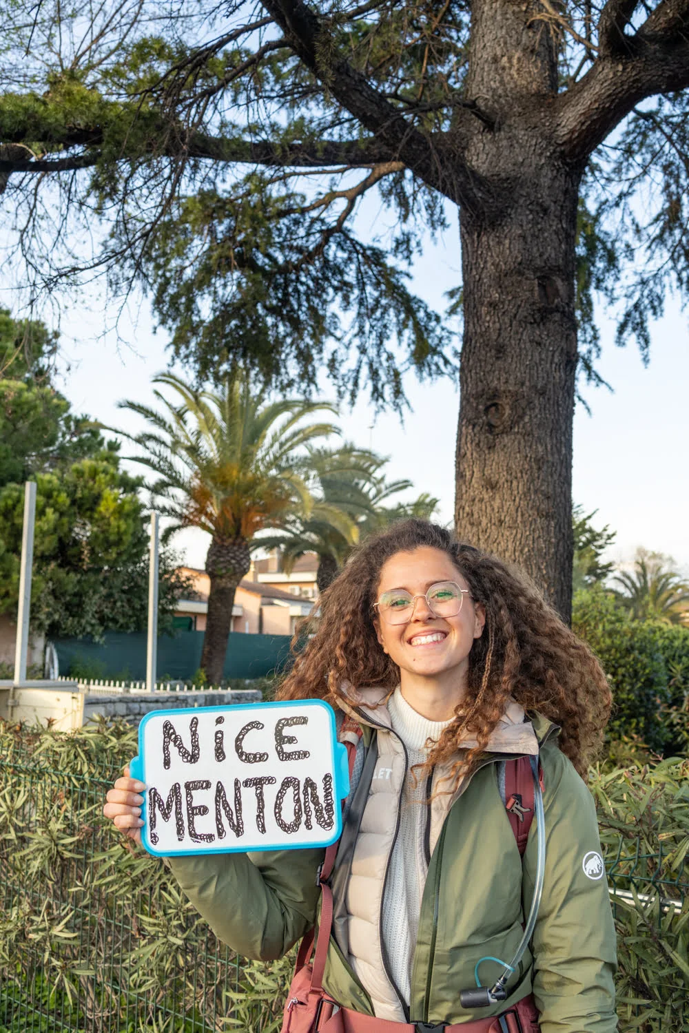 femme avec une ardoise pour faire du stop a nice