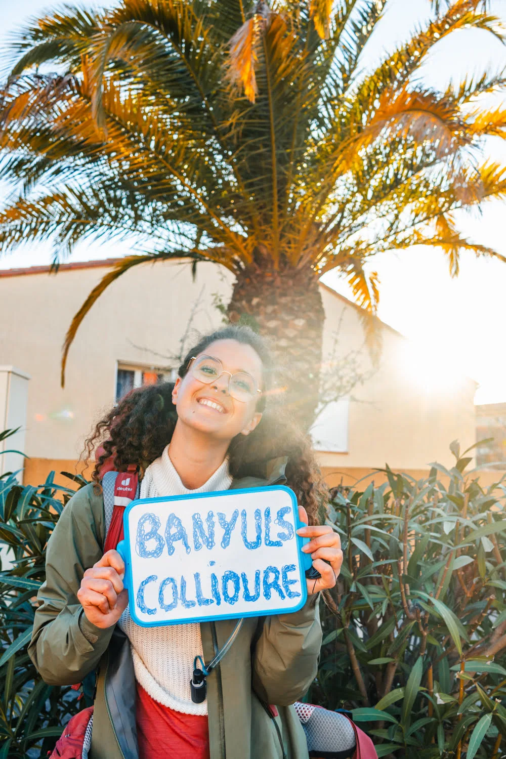 femme avec une ardoise pour faire du stop en micro aventure