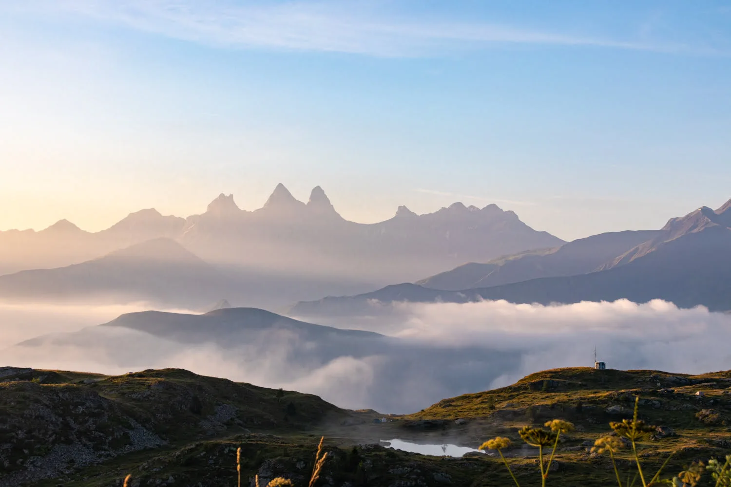 paysage de montagne avec lac au lever de soleil