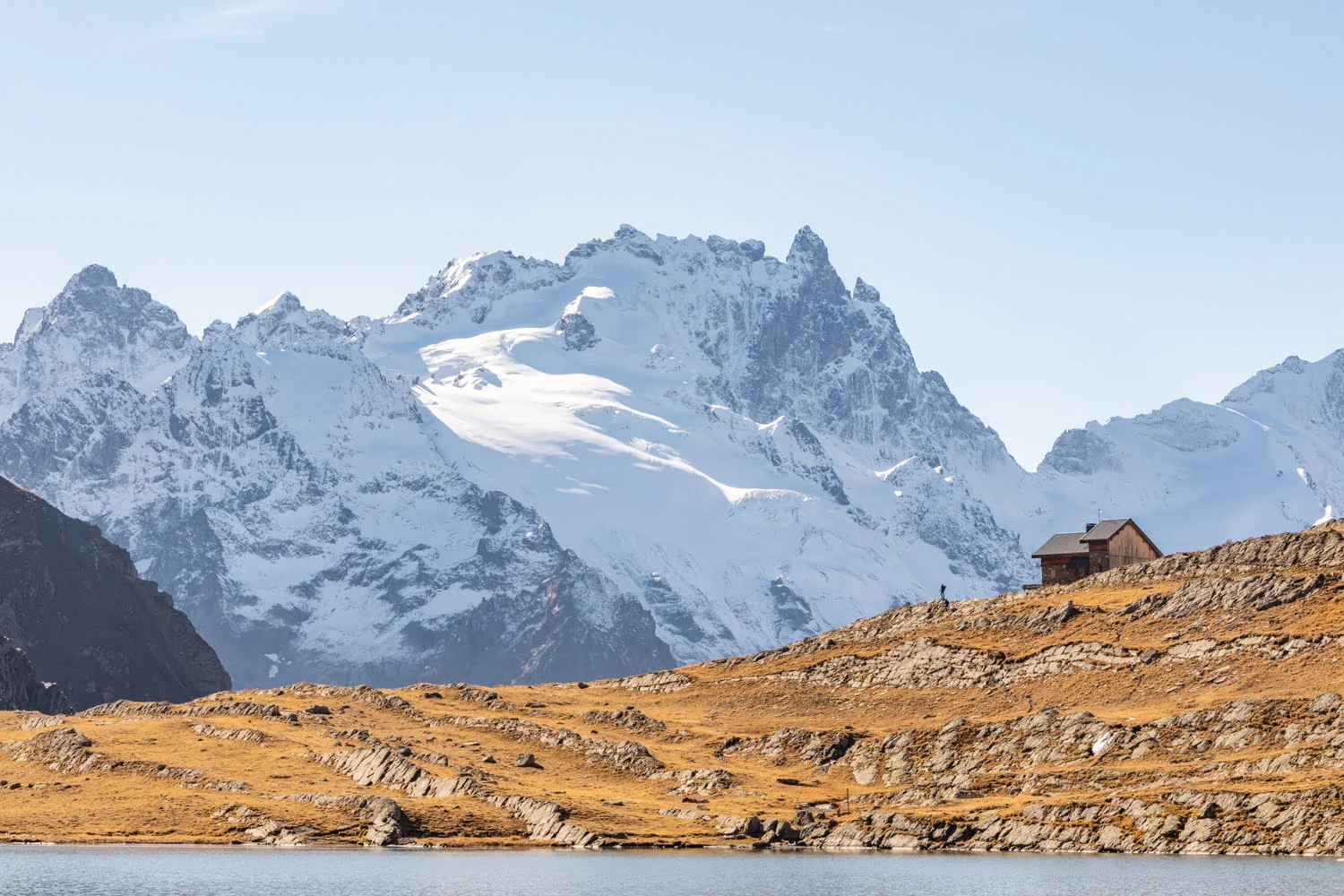 montagne qui domine un lac et un refuge