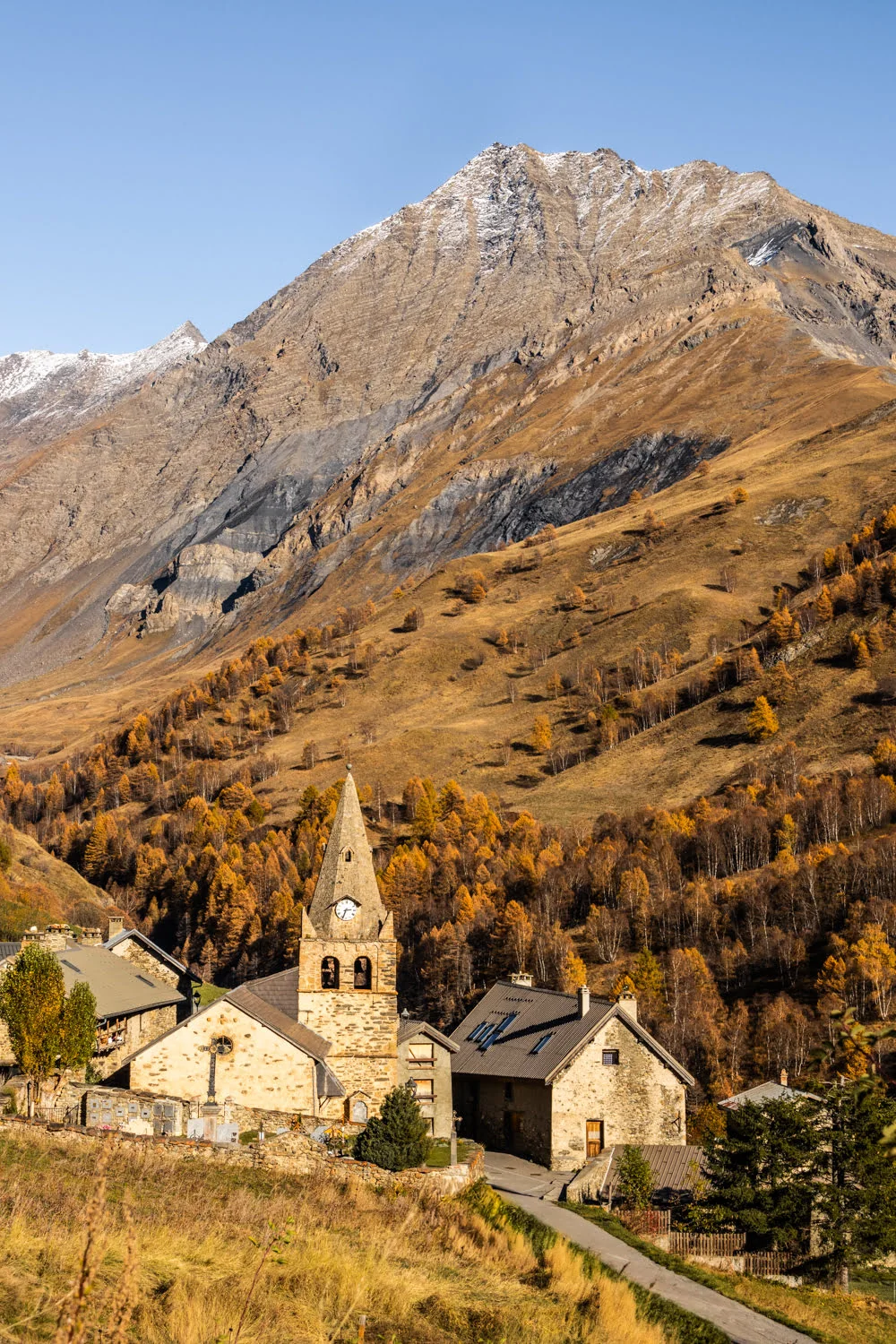 village au pied des montagnes aux couleurs de l'automne