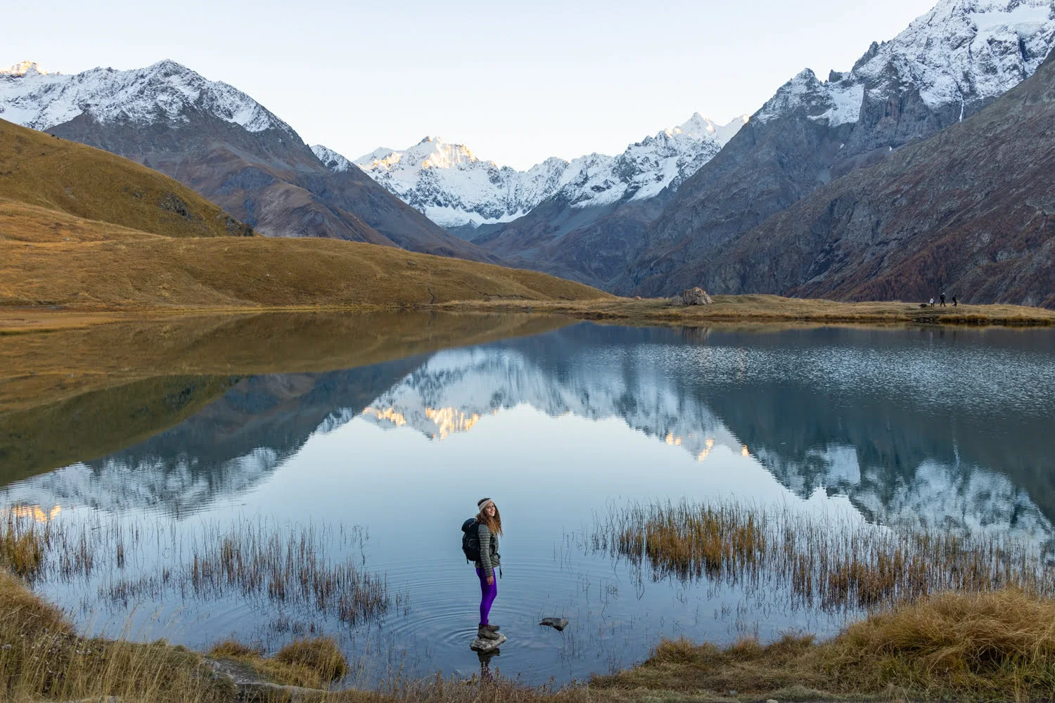 lac avec les couleurs d'automne en montagne