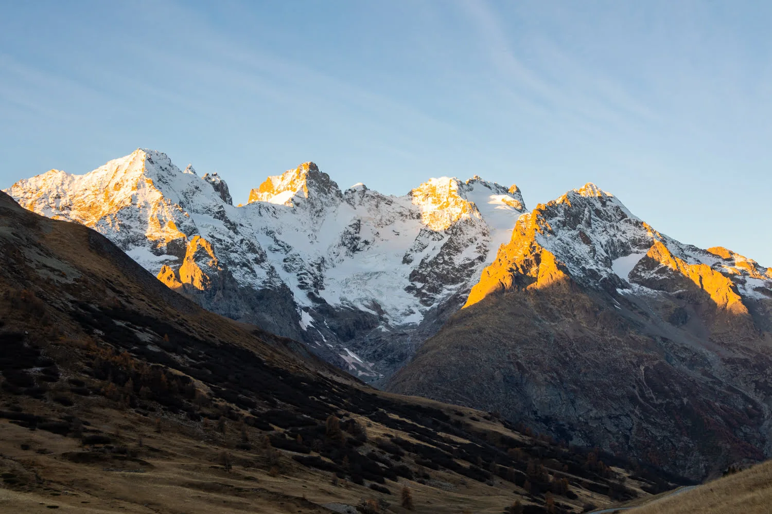 panorama d'une montagne un peu enneigé à l'automne au lever du soleil