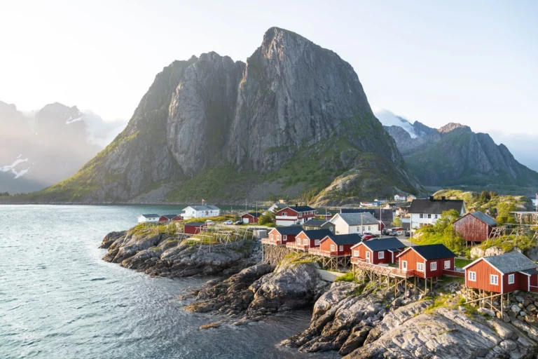 village typique norvège avec montagne