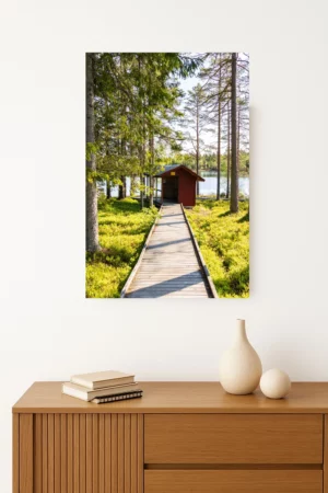 Cadre d'une photo de cabane traditionnelle nichée au cœur de la forêt suédoise au bord d’un lac. Format Portrait