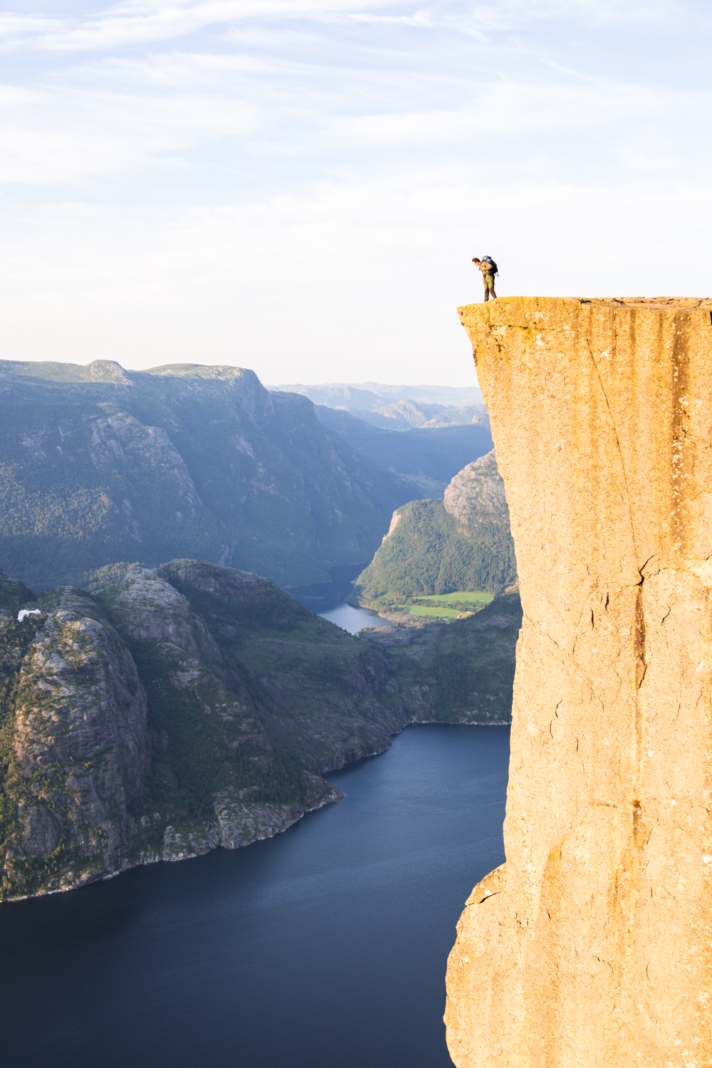 photo de la Falaise spectaculaire de Preikestolen dominant les fjords norvégiens depuis ses 604 mètres de hauteur