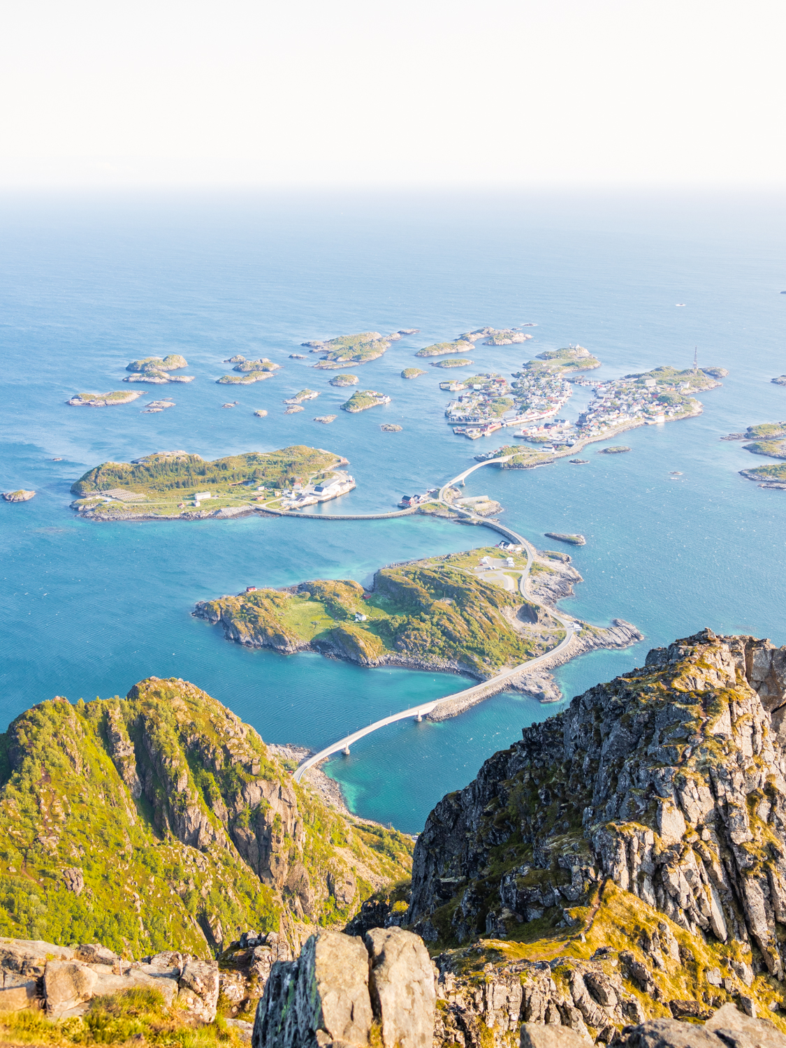 photo du village de Henningsvaer vu depuis le sommet du Festvagtind avec ses îlots rocheux dans l'archipel des Lofoten