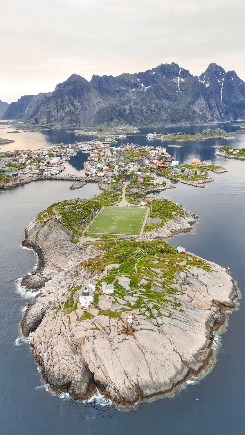 photo aérienne d'hennigsvaer et son stade de foot perché