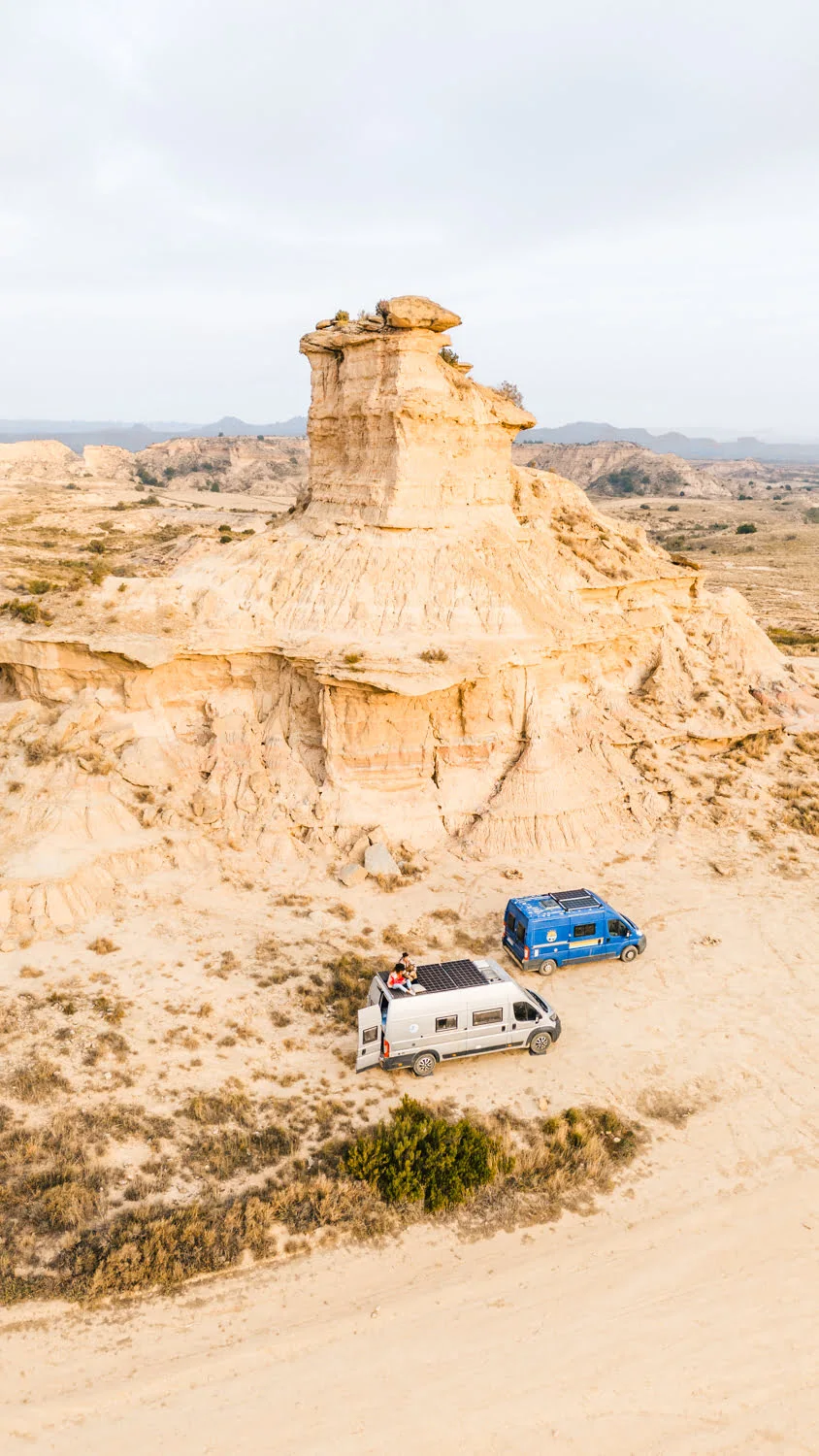 van au pied d'un tozal dans un desert