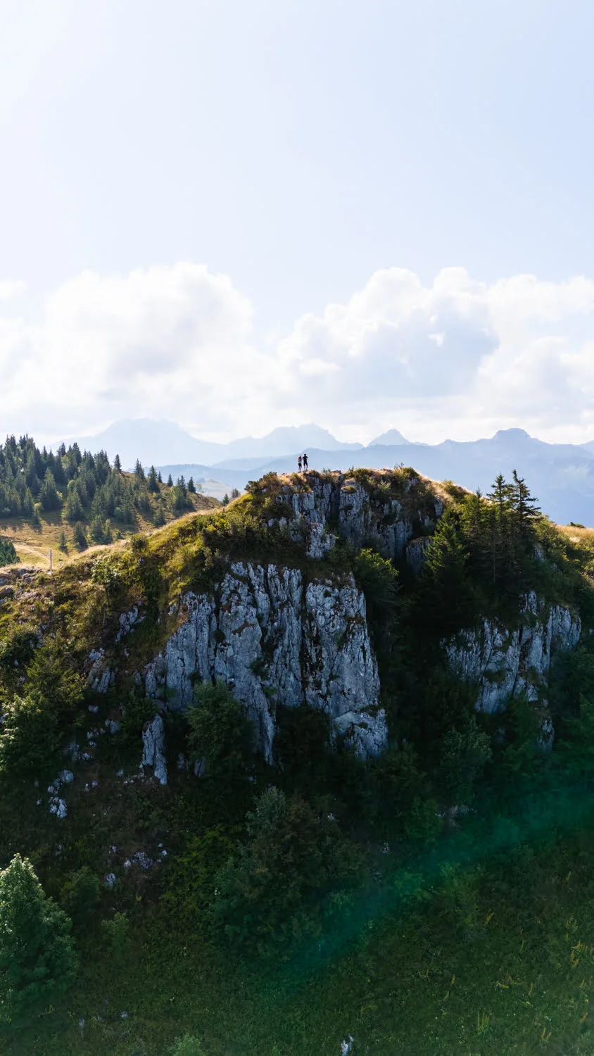 photo aérienne de crête en montagne