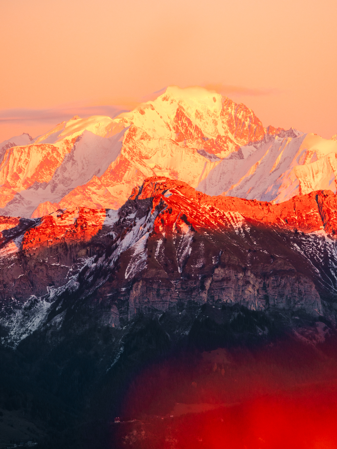 photo du Mont-Blanc illuminé en rouge par les derniers rayons du soleil couchant