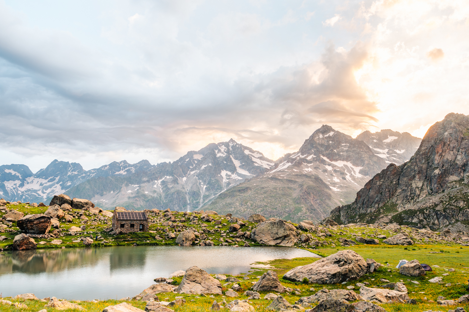 photo du Refuge Vallonpierre baigné par la lumière dorée du coucher de soleil dans les Ecrins