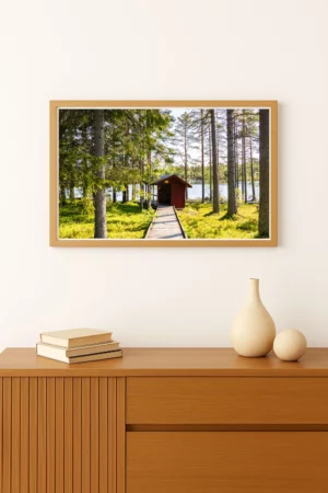 Cadre d'une photo de cabane traditionnelle nichée au cœur de la forêt suédoise au bord d’un lac. Format Paysage