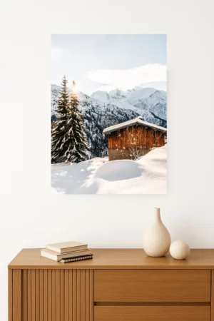 cadre d'une photo d'un Chalet traditionnel avec vue directe sur les sommets enneigés du massif du Mont-Blanc et le soleil. Format Paysage