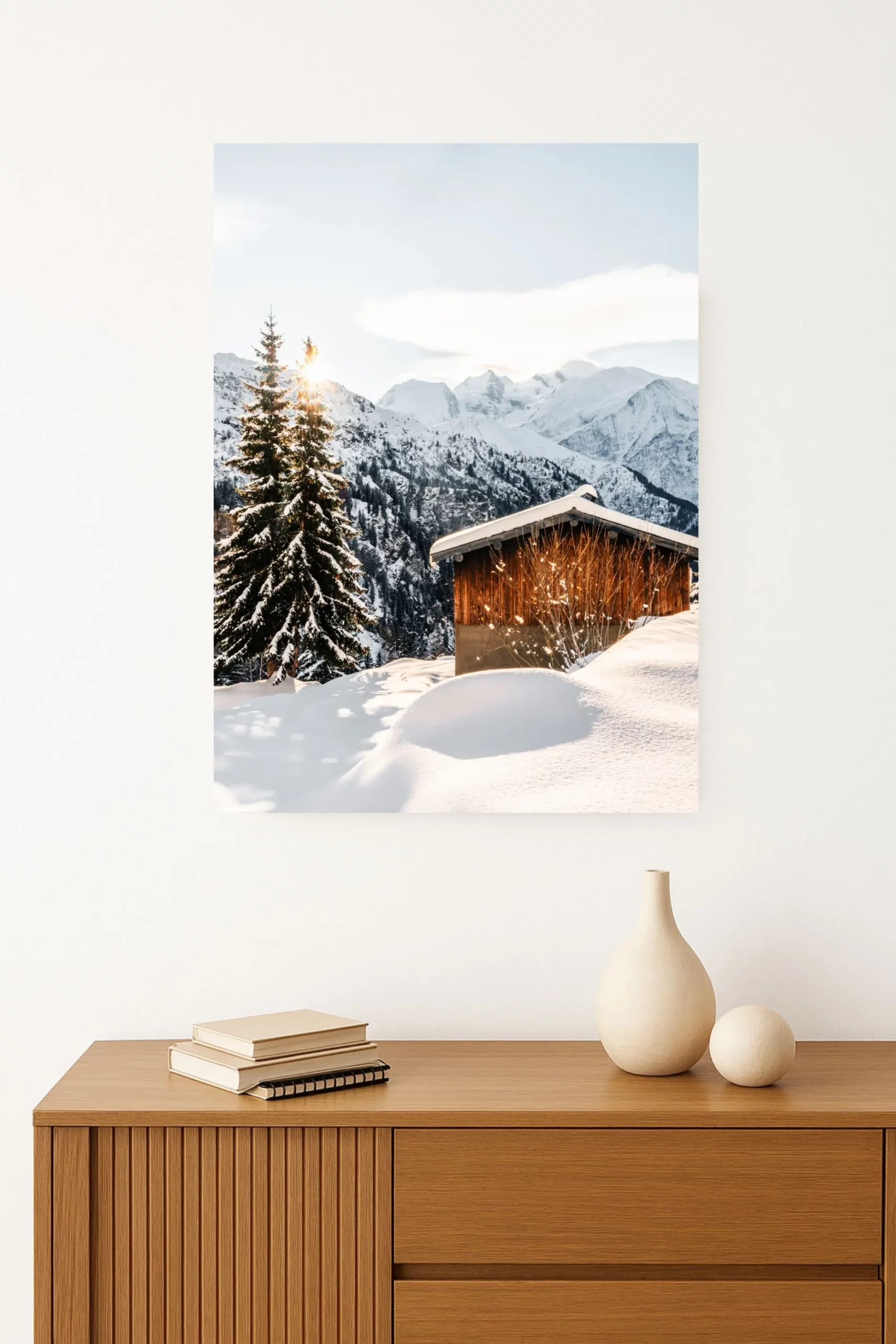 cadre d'une photo d'un Chalet traditionnel avec vue directe sur les sommets enneigés du massif du Mont-Blanc et le soleil. Format Paysage