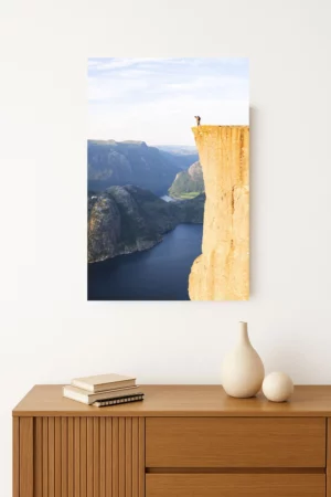 tirage photo de la Falaise spectaculaire de Preikestolen dominant les fjords norvégiens depuis ses 604 mètres de hauteur