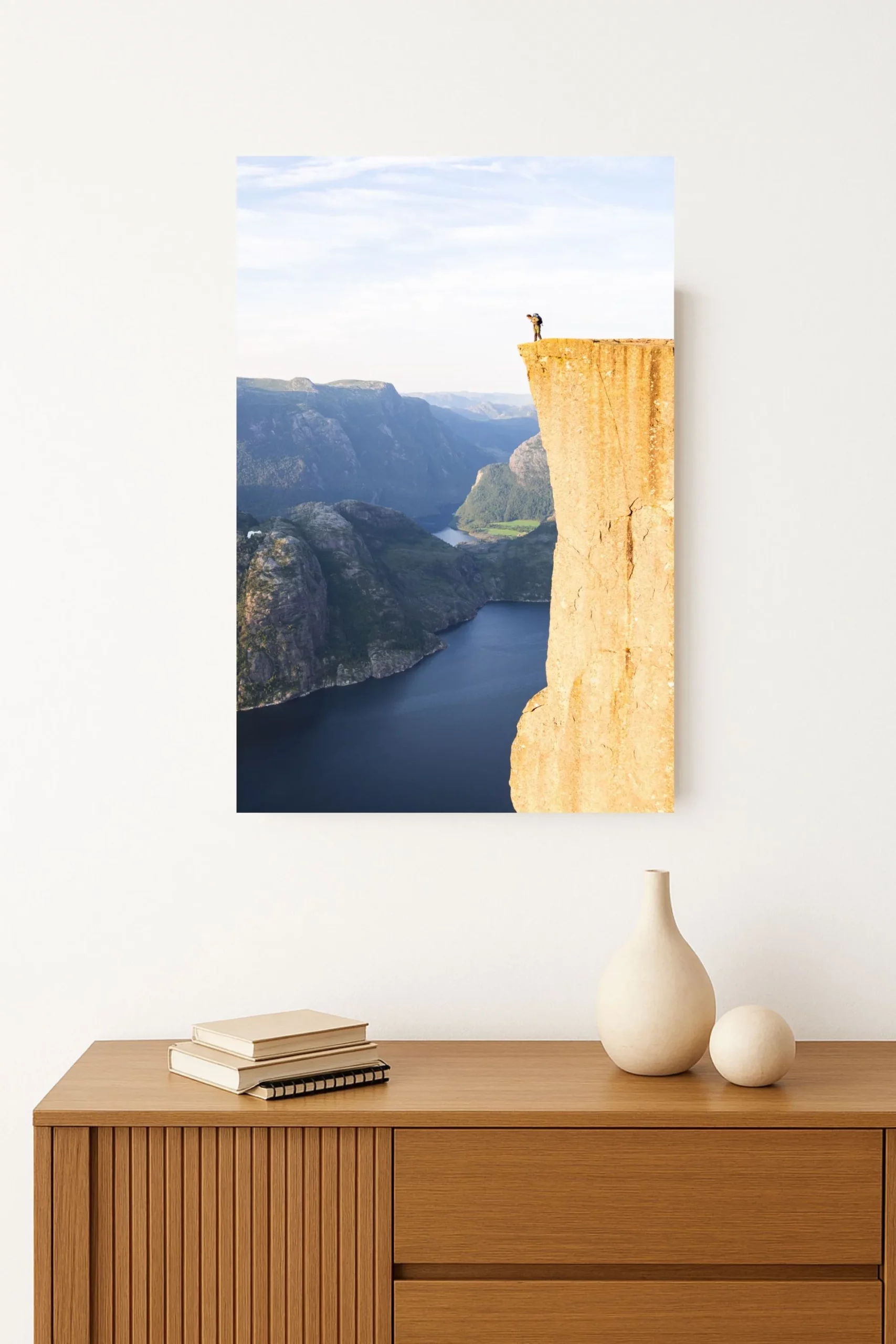 tirage photo de la Falaise spectaculaire de Preikestolen dominant les fjords norvégiens depuis ses 604 mètres de hauteur