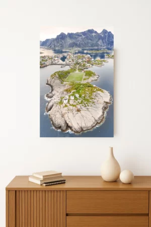 tirage photo du village de Henningsvaer photographié depuis les airs avec son célèbre terrain de football sur le promontoire rocheux