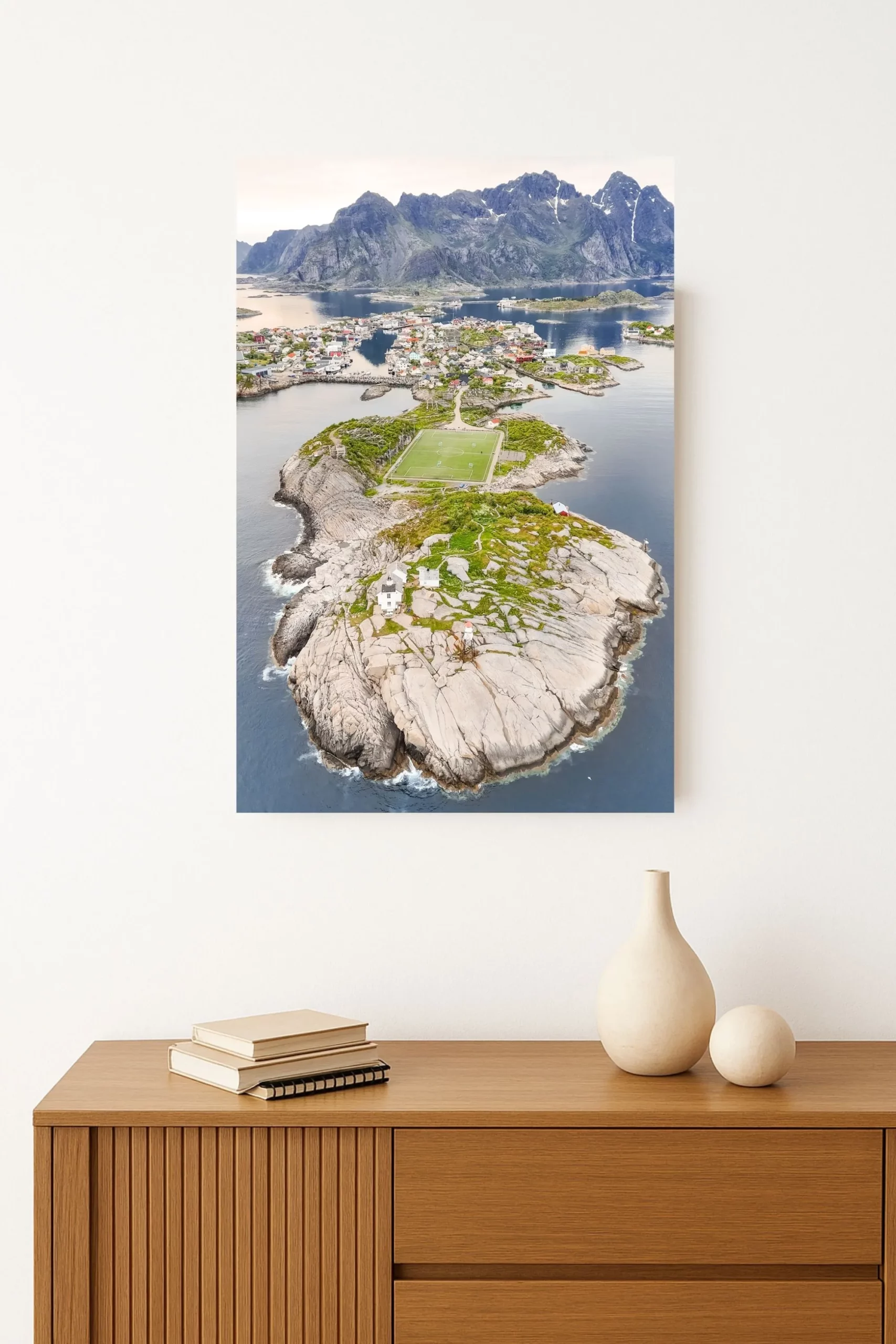 tirage photo du village de Henningsvaer photographié depuis les airs avec son célèbre terrain de football sur le promontoire rocheux