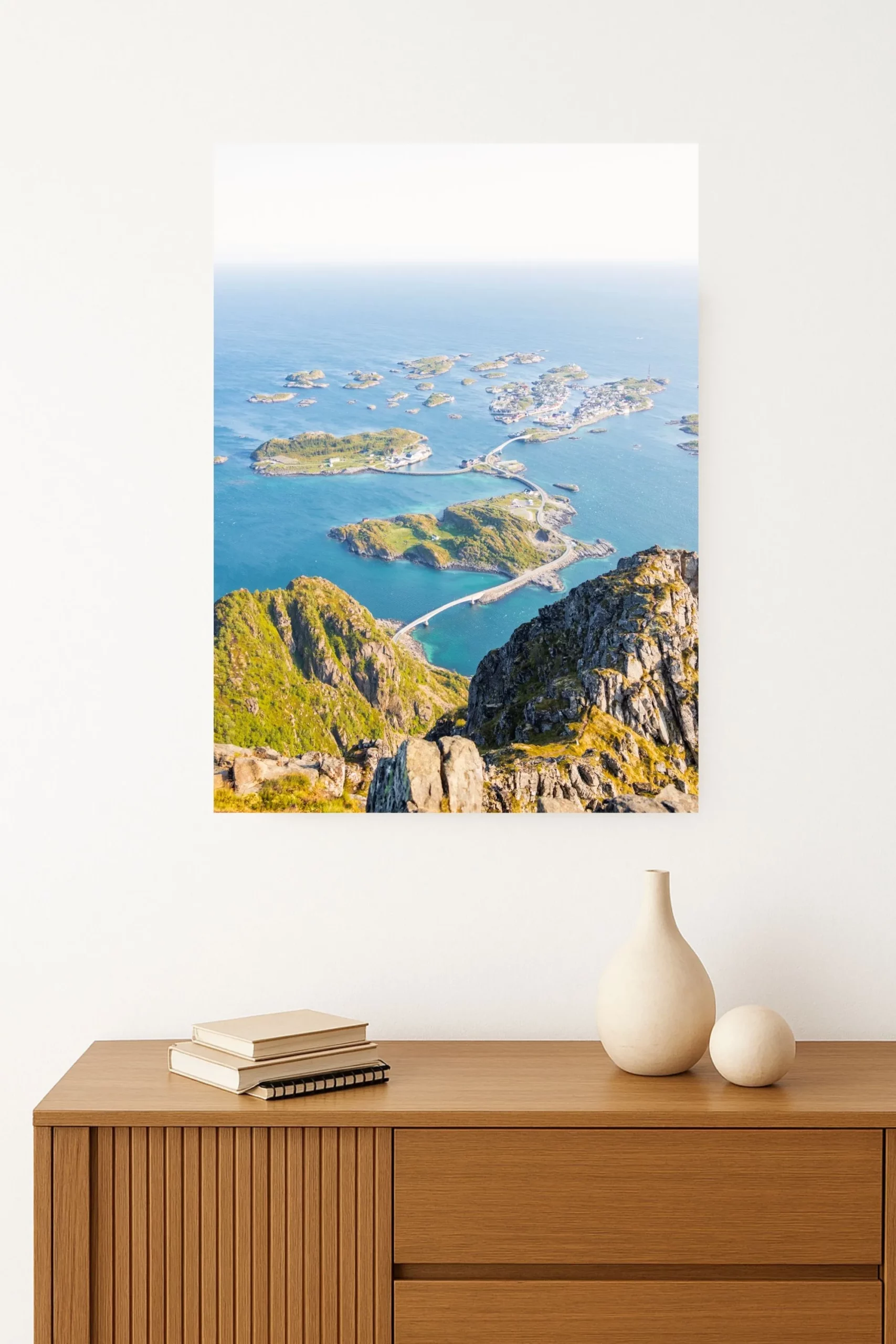 tirage photo du village de Henningsvaer vu depuis le sommet du Festvagtind avec ses îlots rocheux dans l'archipel des Lofoten