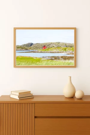 tirage photo d'une Maison rouge isolée au bord de la mer entouré d'un paysage verdoyant et sauvage de Norvège. Format paysage