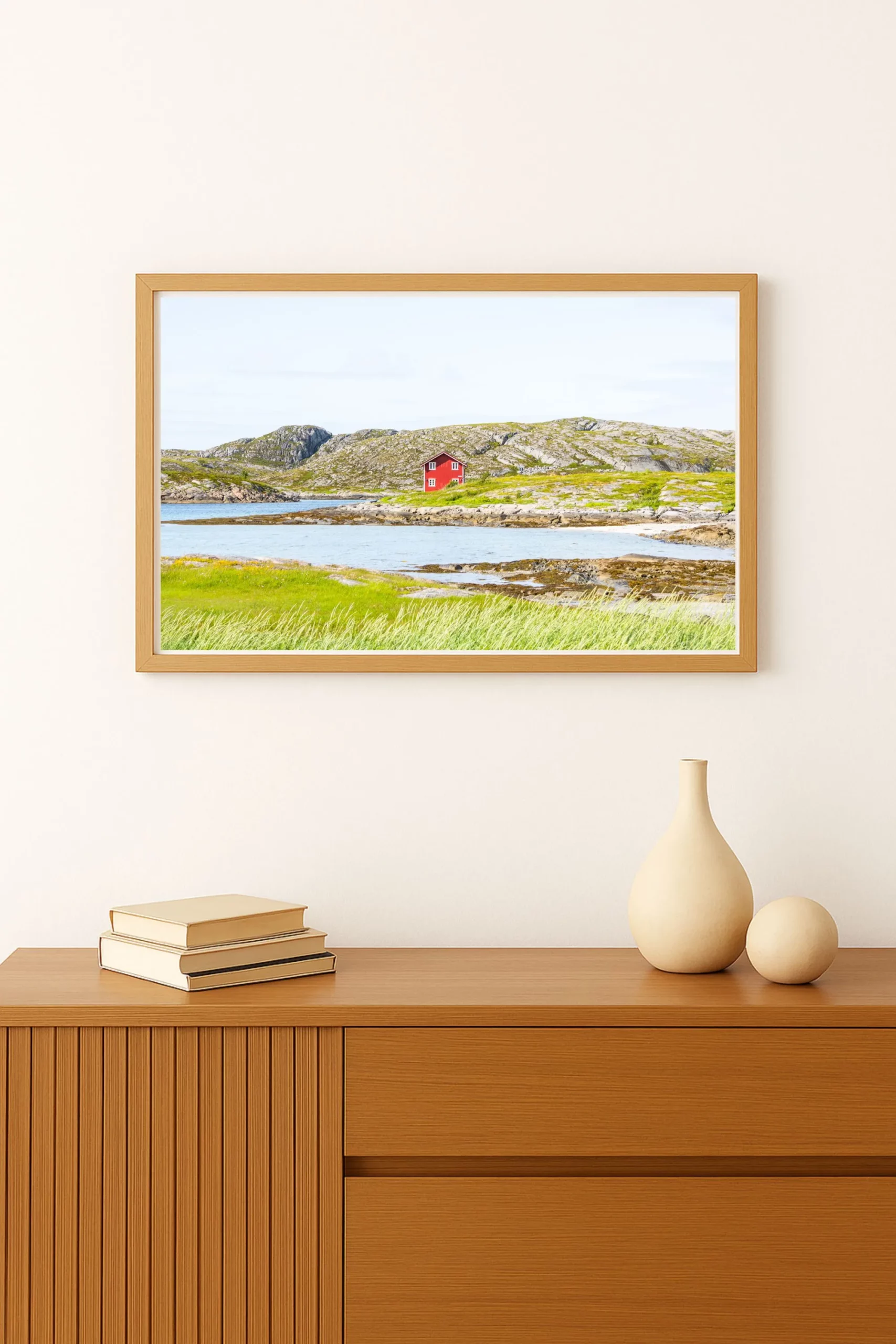 tirage photo d'une Maison rouge isolée au bord de la mer entouré d'un paysage verdoyant et sauvage de Norvège. Format paysage