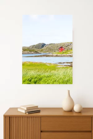 tirage photo d'une Maison rouge isolée au bord de la mer entouré d'un paysage verdoyant et sauvage de Norvège. Format Portrait