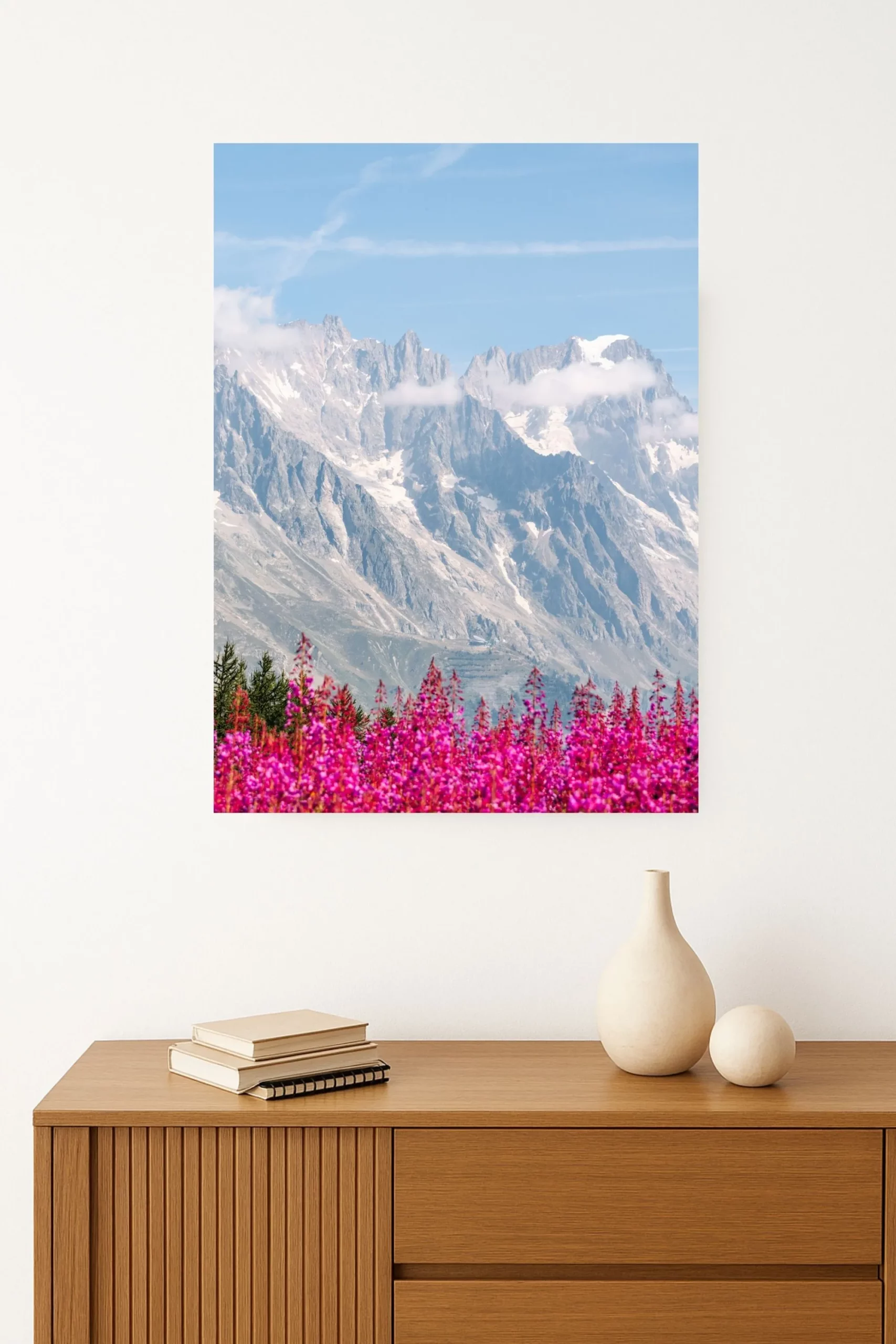 tirage photo du Massif du Mont-Blanc se dressant en arrière-plan d’un champ fleuri aux couleurs vives