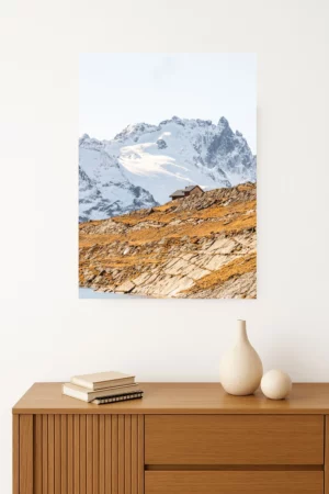 Tirage de la Meije avec au premier plan le refuge du Goléon niché dans l'alpage face aux sommets glacés