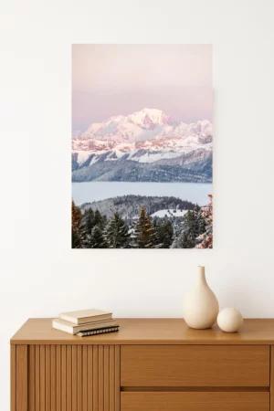 tirage photo du Mont-Blanc enneigé émergeant majestueusement au-dessus d'une mer de nuages et de sapins dans les Alpes. Format portrait