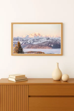 tirage photo du Mont-Blanc enneigé émergeant majestueusement au-dessus d'une mer de nuages et de sapins dans les Alpes. Format Paysage