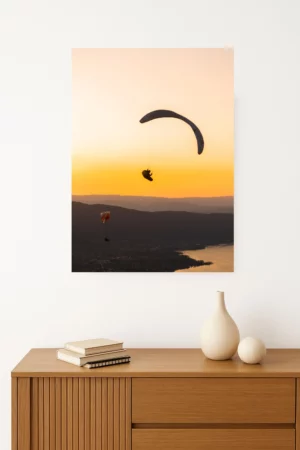 Parapente planant au-dessus du lac d'Annecy et des montagnes. Format Portrait
