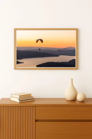 tirage photo d'un Parapente planant au-dessus du lac d'Annecy et des montagnes. Format Paysage