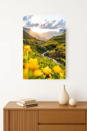 photo de Paysage grandiose de Norvège avec les montagnes abruptes et la verdure illuminées par le soleil couchant. Format portrait