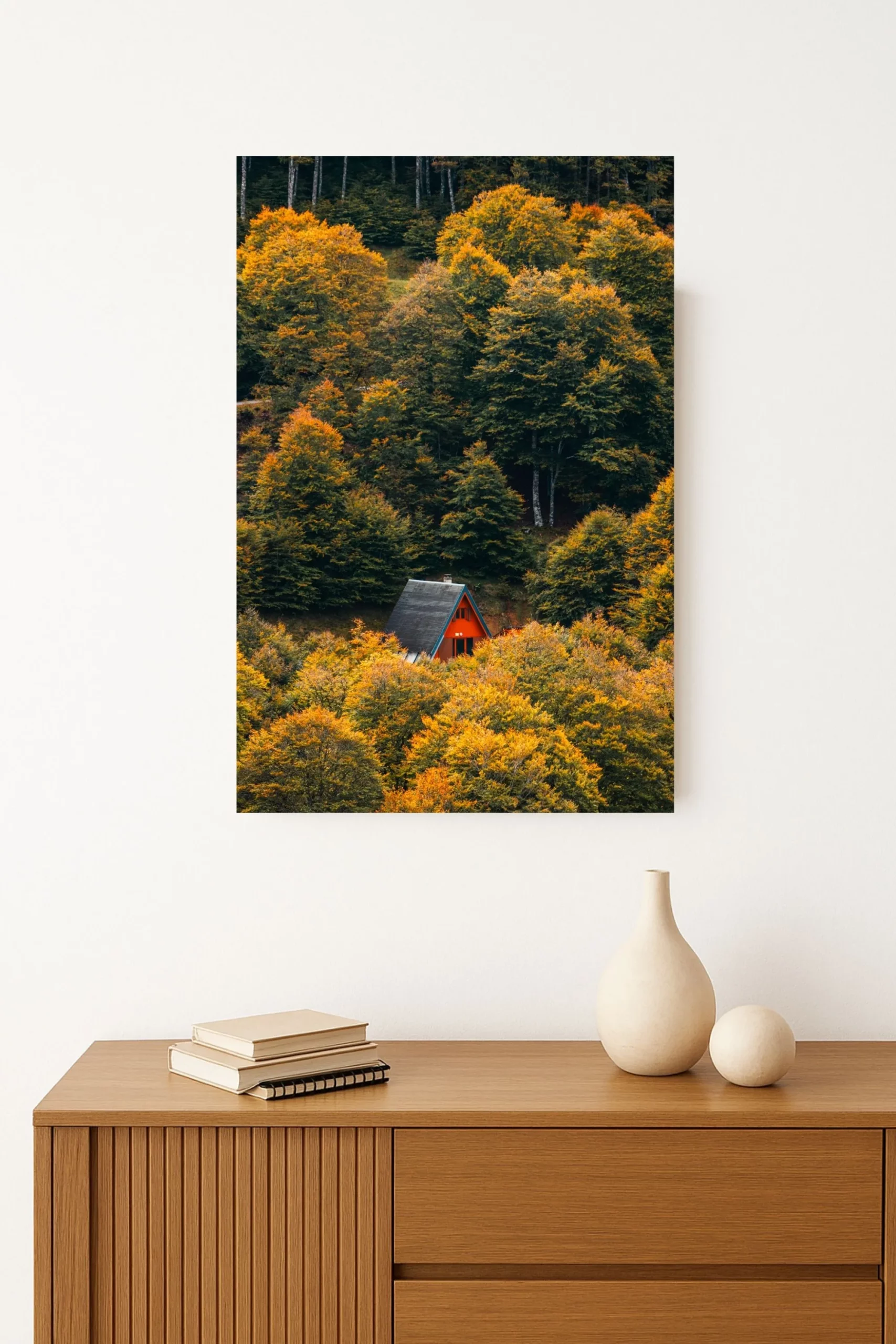 photo d'une Cabane solitaire entourée des couleurs chaudes et dorées du feuillage automnal