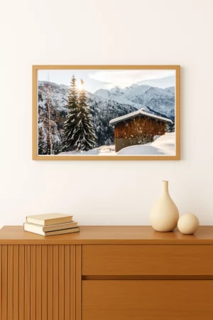 cadre d'une photo d'un Chalet traditionnel avec vue directe sur les sommets enneigés du massif du Mont-Blanc et le soleil. Format Paysage