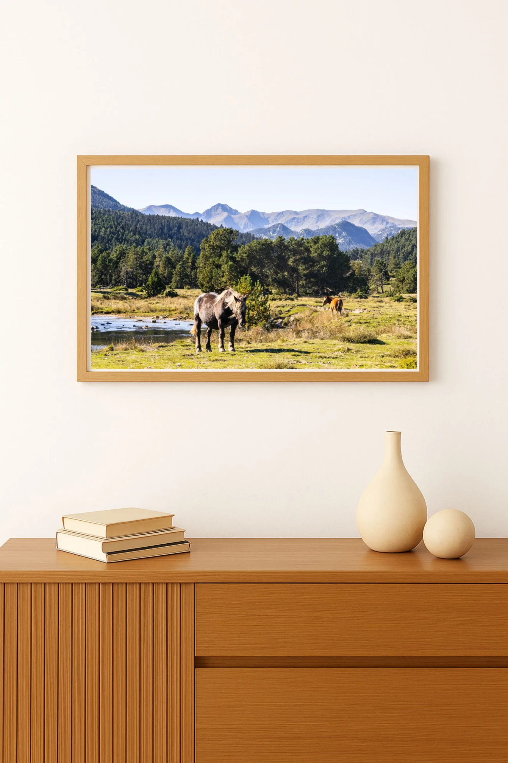 Cadre photo de chevaux en liberté paissant tranquillement dans les prairies verdoyantes des Pyrénées.