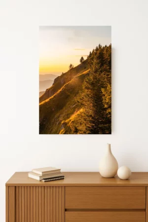 tirage photo d'un Coucher de soleil aux teintes orangées illuminant les crêtes montagneuses à l'horizon