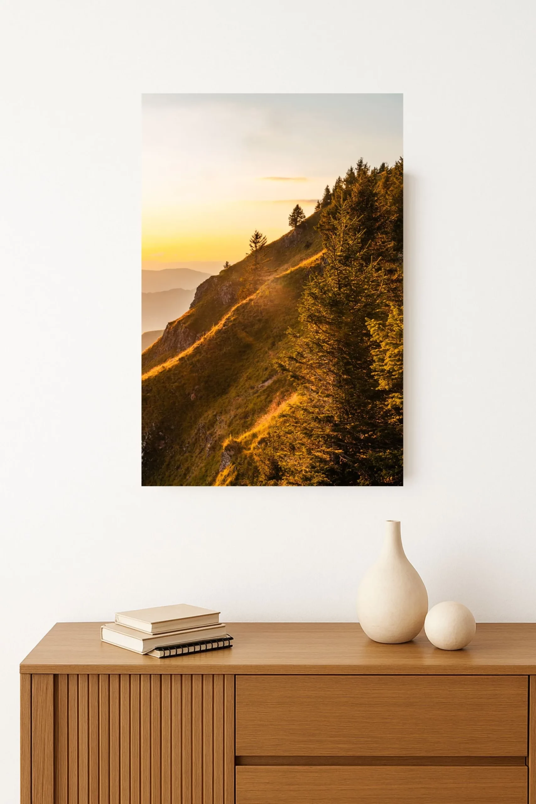 tirage photo d'un Coucher de soleil aux teintes orangées illuminant les crêtes montagneuses à l'horizon