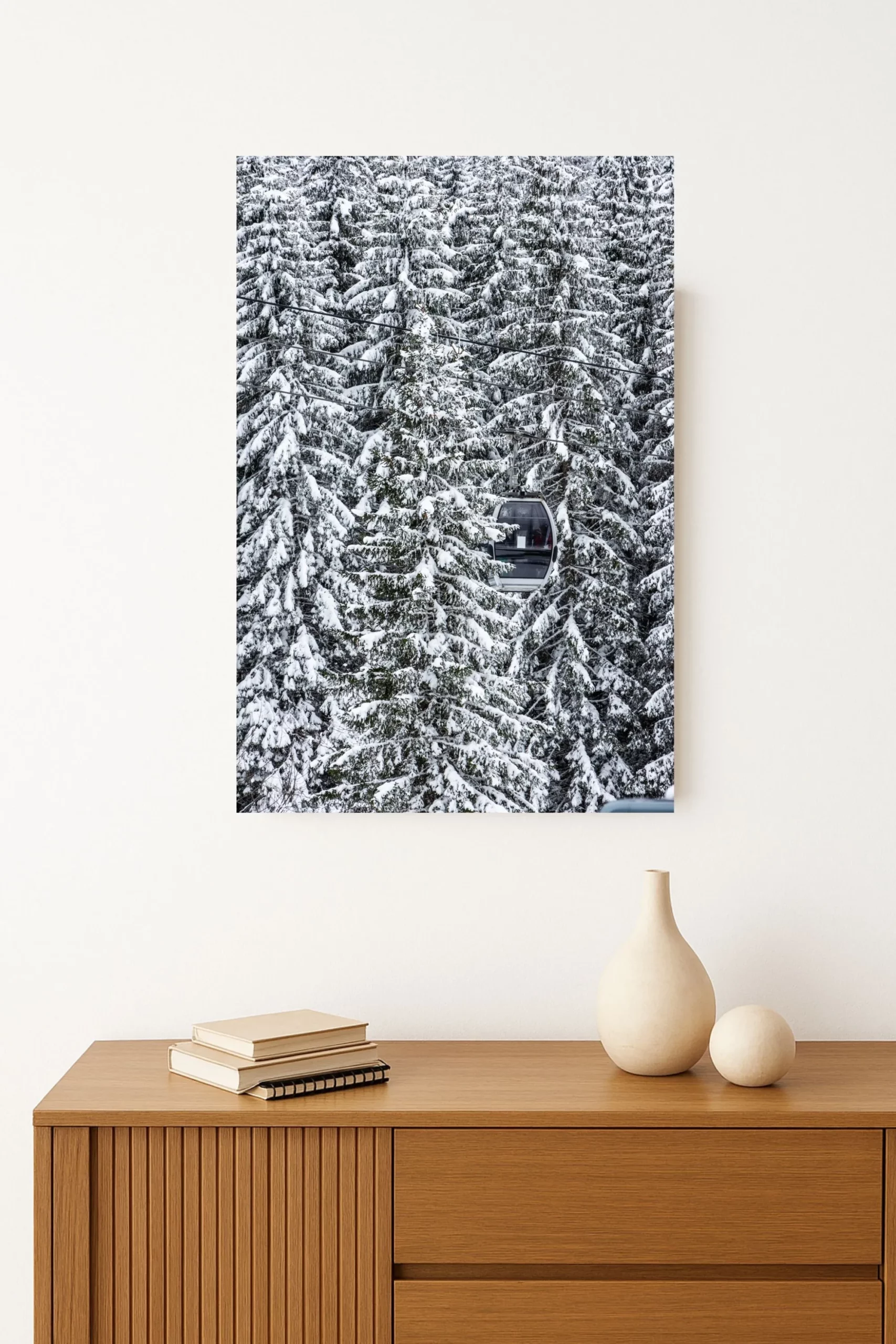 tirage photo d'une Forêt recouverte de neige traversée par une télécabine suspendue entre les sapins blancs