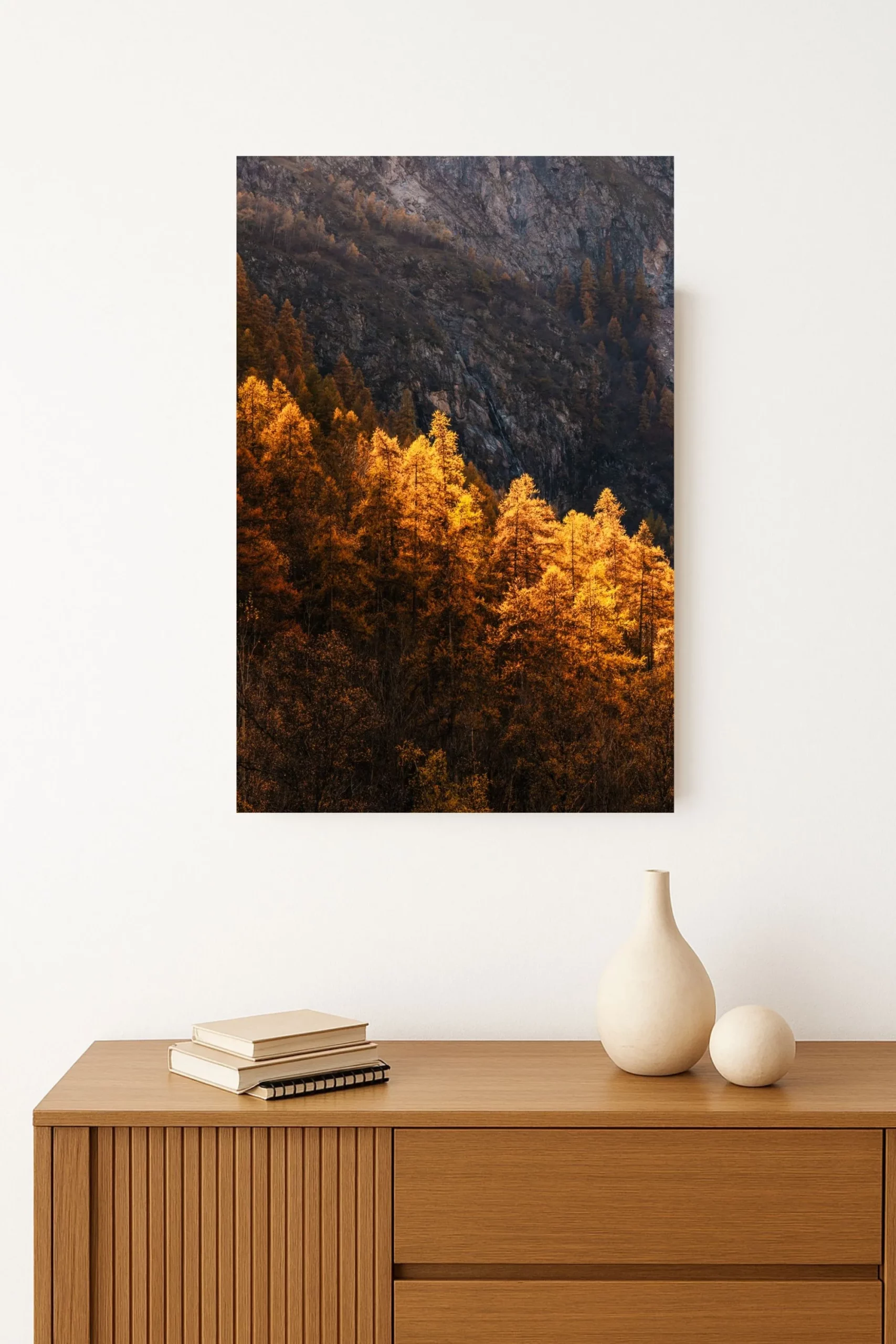 tirage photo d'une Forêt aux feuillages dorés baignée par la lumière chaude d'automne entre les arbres