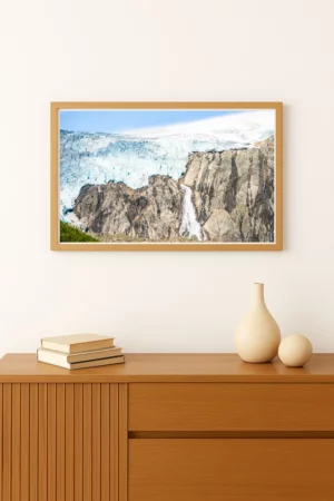 tirage photo du Glacier Buarbreen aux teintes bleutées s'étendant majestueusement dans le paysage norvégien