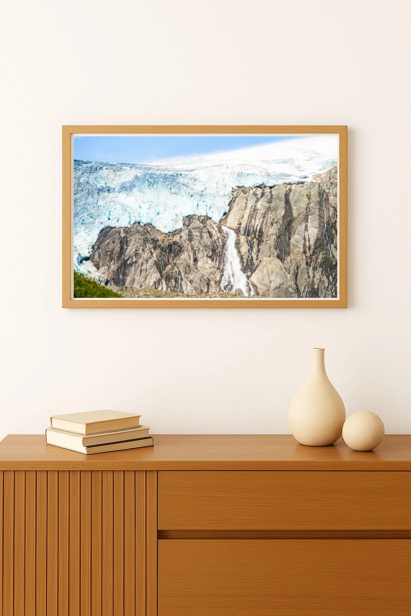 tirage photo du Glacier Buarbreen aux teintes bleutées s'étendant majestueusement dans le paysage norvégien