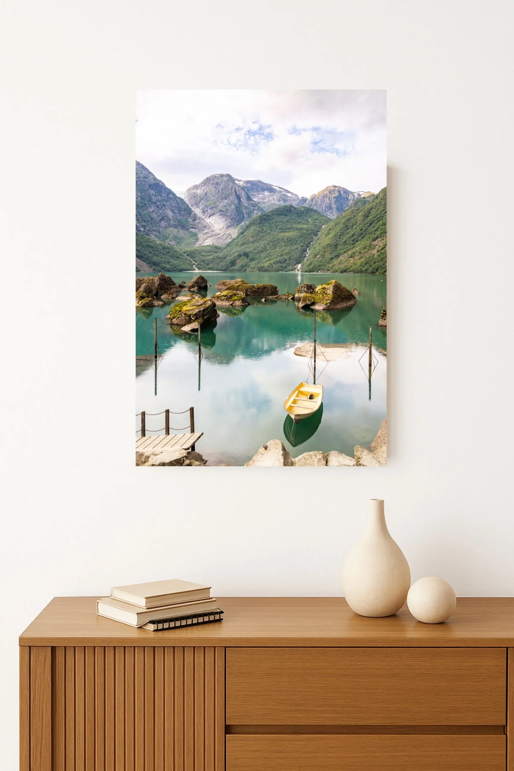 tirage photo du Lac Bondhusvatnet aux eaux turquoise niché au pied du glacier, avec ses petites barques