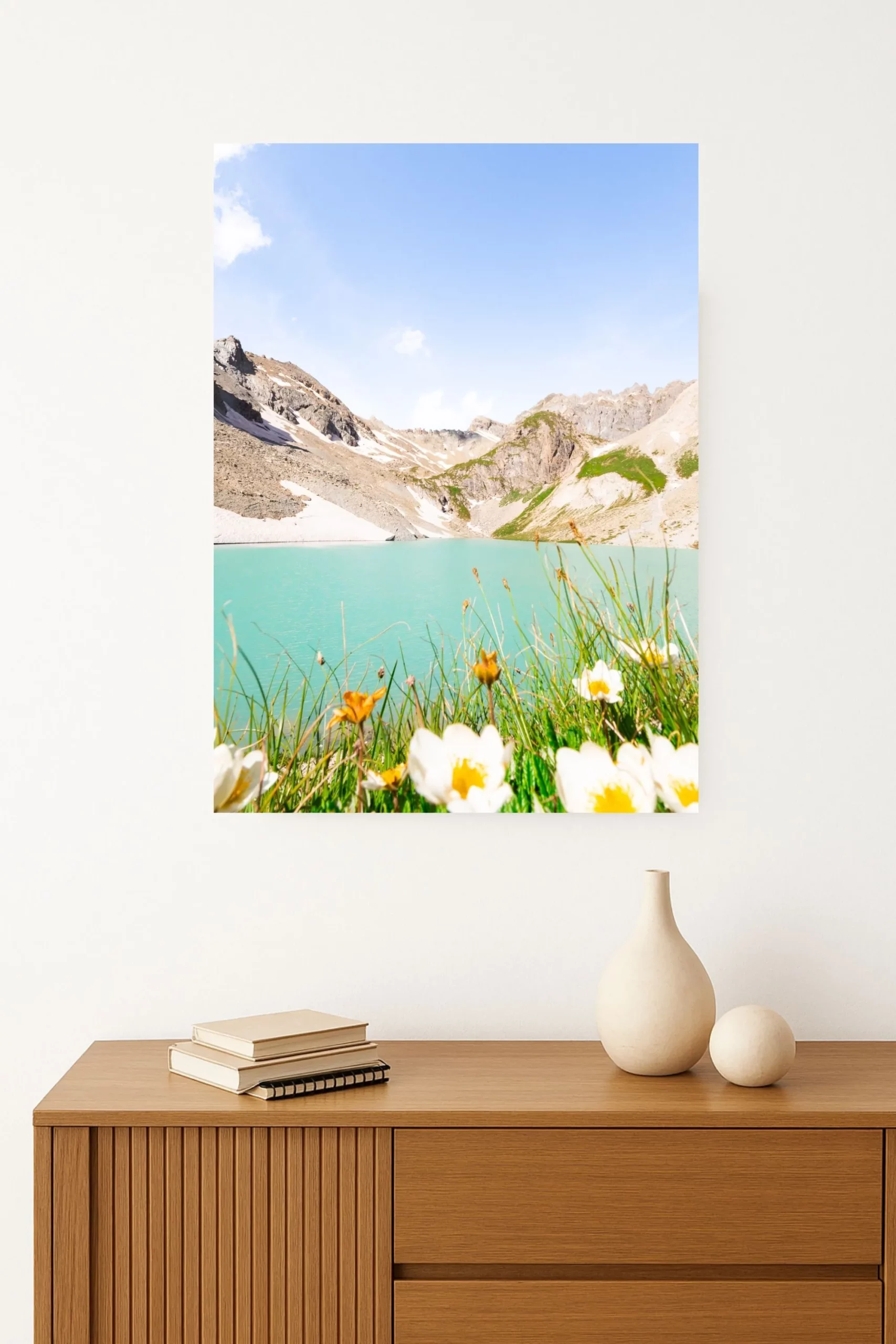 tirage photo du Lac des Béraudes après le dégel avec des fleurs dans un cadre alpin verdoyant et coloré