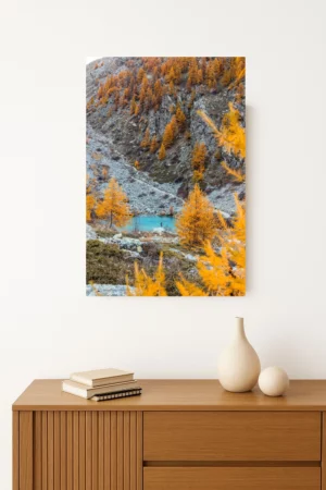 tirage photo du Lac de la douche entouré des mélèzes dorés dans l'écrin automnal des Alpes françaises